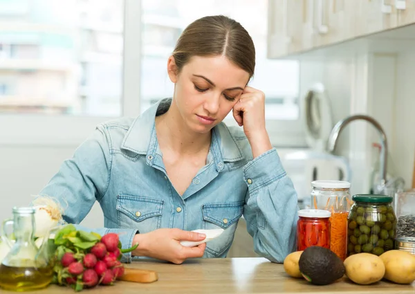 Depresso casalinga seduta in cucina — Foto Stock