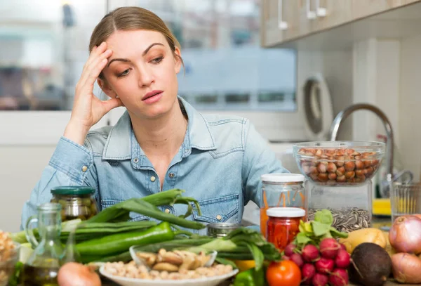 Triste stanca giovane donna in cucina — Foto Stock