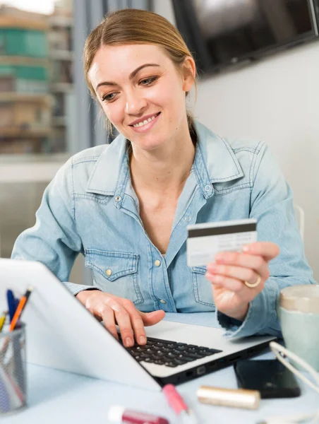 Meisje doet online betaling — Stockfoto