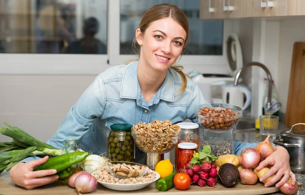 Mulher sorridente pronta para cozinhar — Fotografia de Stock