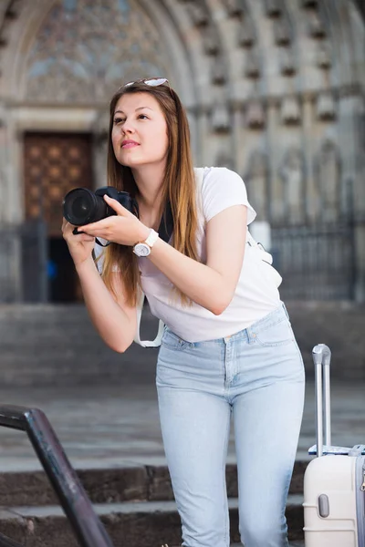 Kvinna tar bilder utomhus — Stockfoto