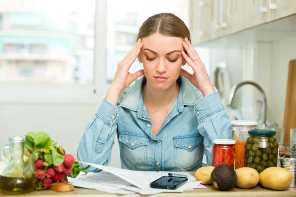 Woman counting money for paying bills at kitchen — Stock Photo, Image