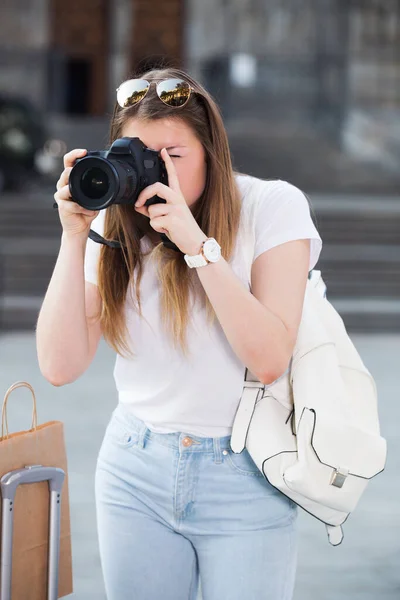 Girl photographing in city — Stock Photo, Image