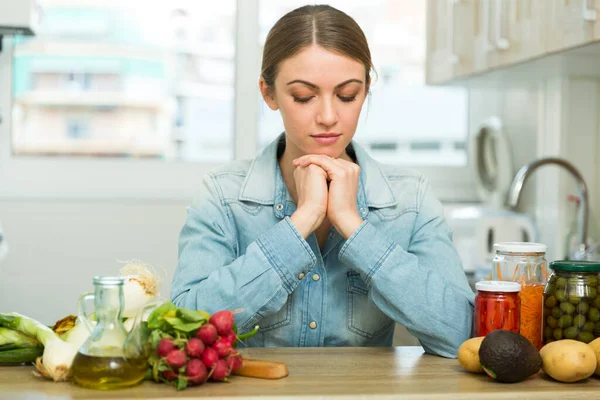 Κατάθλιψη νοικοκυρά κάθεται στην κουζίνα — Φωτογραφία Αρχείου