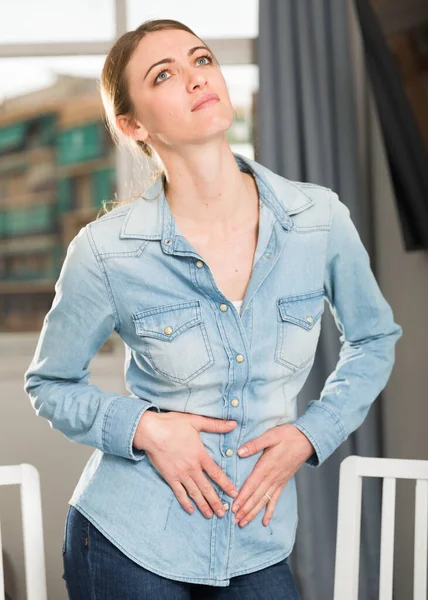 Retrato de una niña que sufre de dolor en el cuello — Foto de Stock