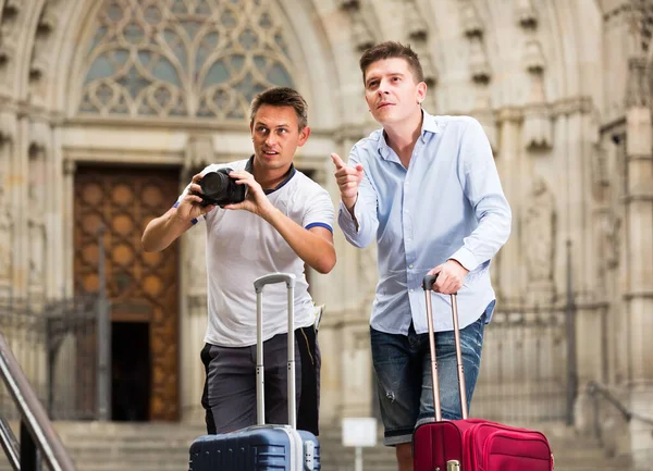 Man turist med bagage fotografering i staden — Stockfoto