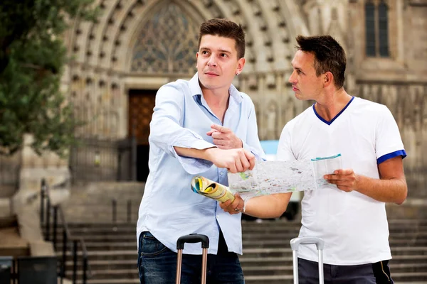 Male tourists with map and baggage — Stock Photo, Image