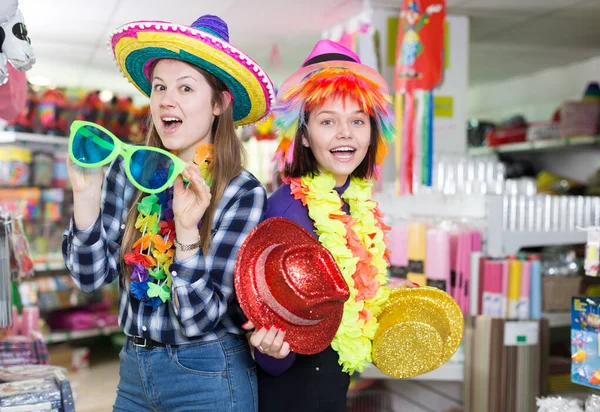 Chicas en la tienda de accesorios del festival —  Fotos de Stock