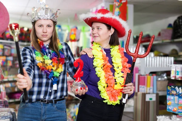 Girls in store of festival accessories — Stock Photo, Image