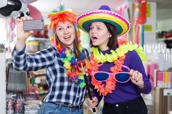 Chicas tomando selfie en la tienda de accesorios del festival —  Fotos de Stock