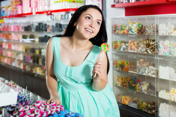 Woman posing to photographer with lollypop — Stock Photo, Image