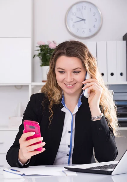 Femme employée de bureau parlant au téléphone — Photo