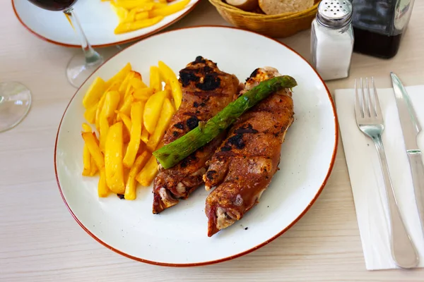 Deliciosa comida chinesa, porcos pés com batatas no lado — Fotografia de Stock