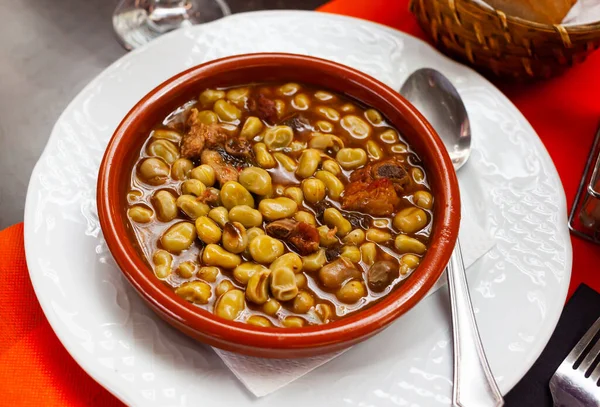 伝統的なカタルーニャの煮込み豆ブティファラソーセージ — ストック写真