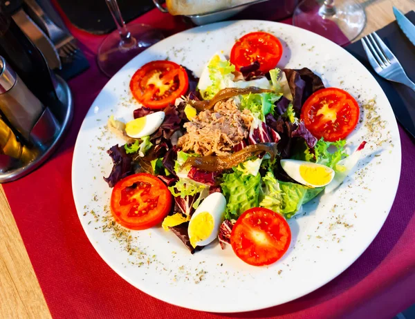 Salada com atum, anchovas, espargos e ovo cozido — Fotografia de Stock
