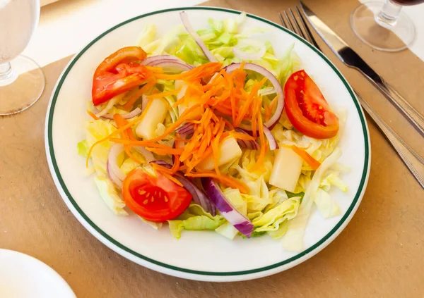 Ensalada de lechuga fresca, tomate, cebolla, zanahoria rallada y espárragos en escabeche — Foto de Stock