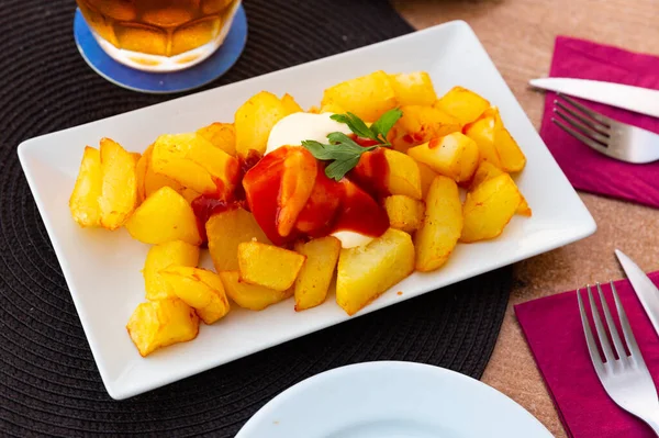 Patate croccanti fritte bravas con salse piccanti alla birra — Foto Stock