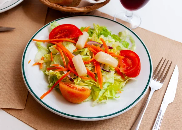 Detail španělského vegetariánského salátu na bílém talíři — Stock fotografie