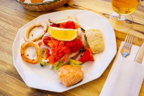 Gegrillte Tintenfische und Fisch mit Gemüsesalat und Zitrone — Stockfoto