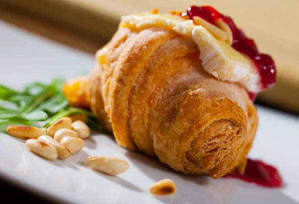 Camembert na vrchu mini croissant — Stock fotografie