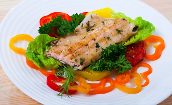 Image of fried trout fillets served with peppers and greens served — Stock Photo, Image