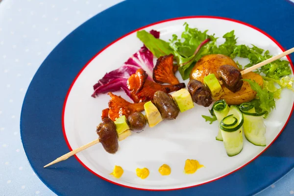 Chutné shish kebab z kuřecích srdcí s avokádem a smaženými chanterelami — Stock fotografie
