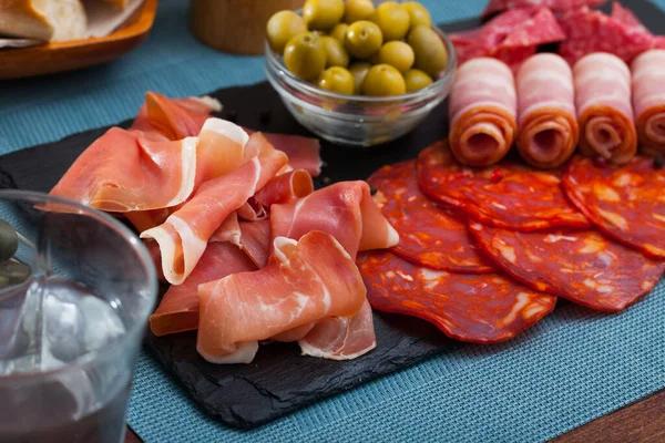 Cortado en rodajas de salchicha española - chorizo, fuet, jamón, salami, tocino —  Fotos de Stock