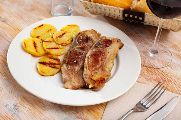 Вкусная свиная отбивная с картошкой и петрушкой — стоковое фото