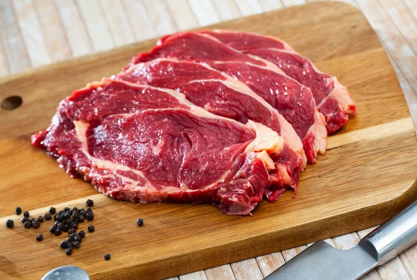Okokt nötkött marmorerad biff serveras med peppar på bordet — Stockfoto