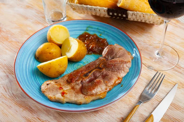 Costolette di lonza di maiale alla griglia con patate bollite — Foto Stock