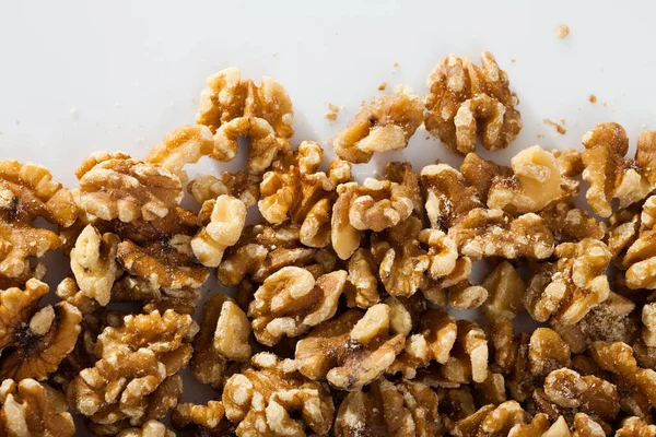 Loupané vlašské ořechy na bílém povrchu — Stock fotografie