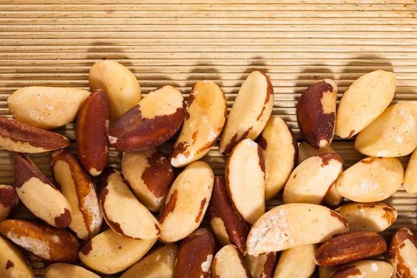 Вкусные бразильские орехи крупным планом на деревянной поверхности — стоковое фото