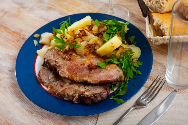 Patates ve sebzeli leziz domuz eti, kimse yok. — Stok fotoğraf