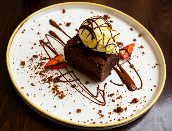 Pedaço de bolo de chocolate servido em prato branco — Fotografia de Stock