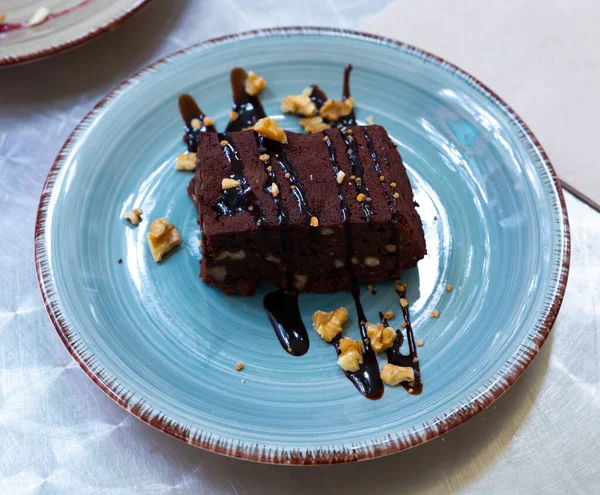 Zelfgemaakte dessert taart brownie met chocolade topping — Stockfoto
