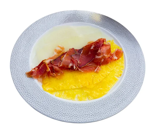 Deliciosa porción de piña y melón carpaccio con jamón en rodajas finas — Foto de Stock