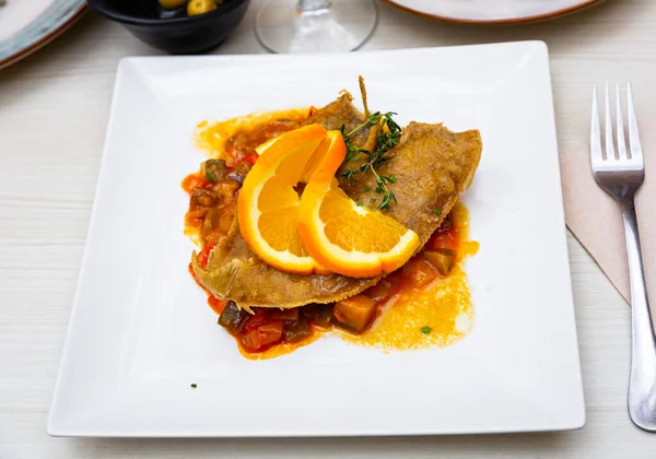 Peixe preto com legumes cozidos e laranja — Fotografia de Stock