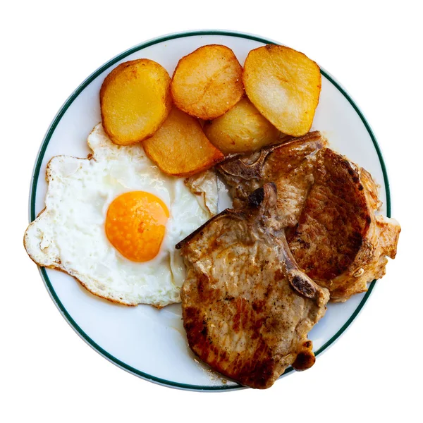 Filet ze smażonej wieprzowiny z jajecznicą i frytkami zbliżenie — Zdjęcie stockowe