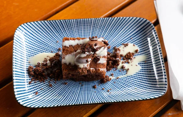 Chocolate brownie e sorvete de baunilha em cima — Fotografia de Stock