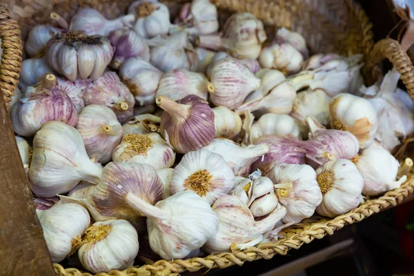 Aglio indiano maturo in cesto sul bancone nel mercato — Foto Stock