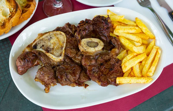 Délicieux bœuf grillé avec des frites à l'assiette — Photo