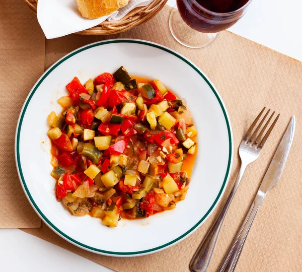 健康的なベジタリアンディナー、プレート上の野菜の蒸し煮 — ストック写真