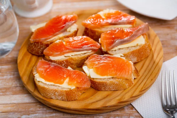 Sandwiches mit Lachs und Butter auf weißem Teller — Stockfoto