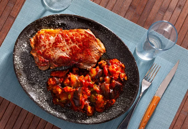 Bife de vitela grelhado com legumes refogados — Fotografia de Stock