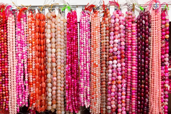 Abalorios de gemas ensartadas en hilo en joyería tienda de accesorios —  Fotos de Stock