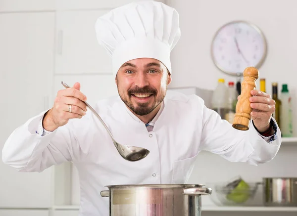 Männliche Köchin probiert Essen — Stockfoto