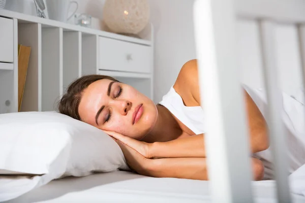 Woman sleeping in bed — Stock Photo, Image