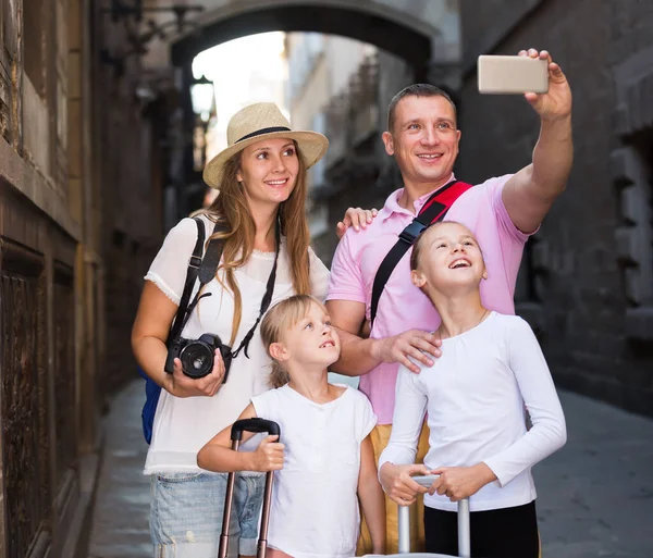 İki çocuklu pozitif ebeveynler selfie çekiyorlar. — Stok fotoğraf