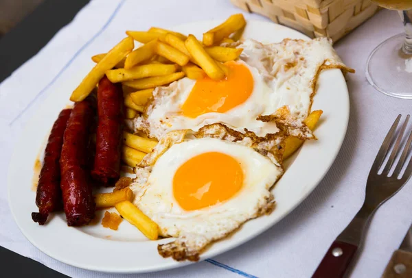 Huevos con chistorra. Αυγά ομελέτα με λουκάνικο και πατάτες. — Φωτογραφία Αρχείου