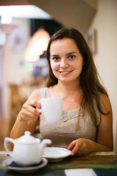 Молодая девушка отдыхает в кафе — стоковое фото